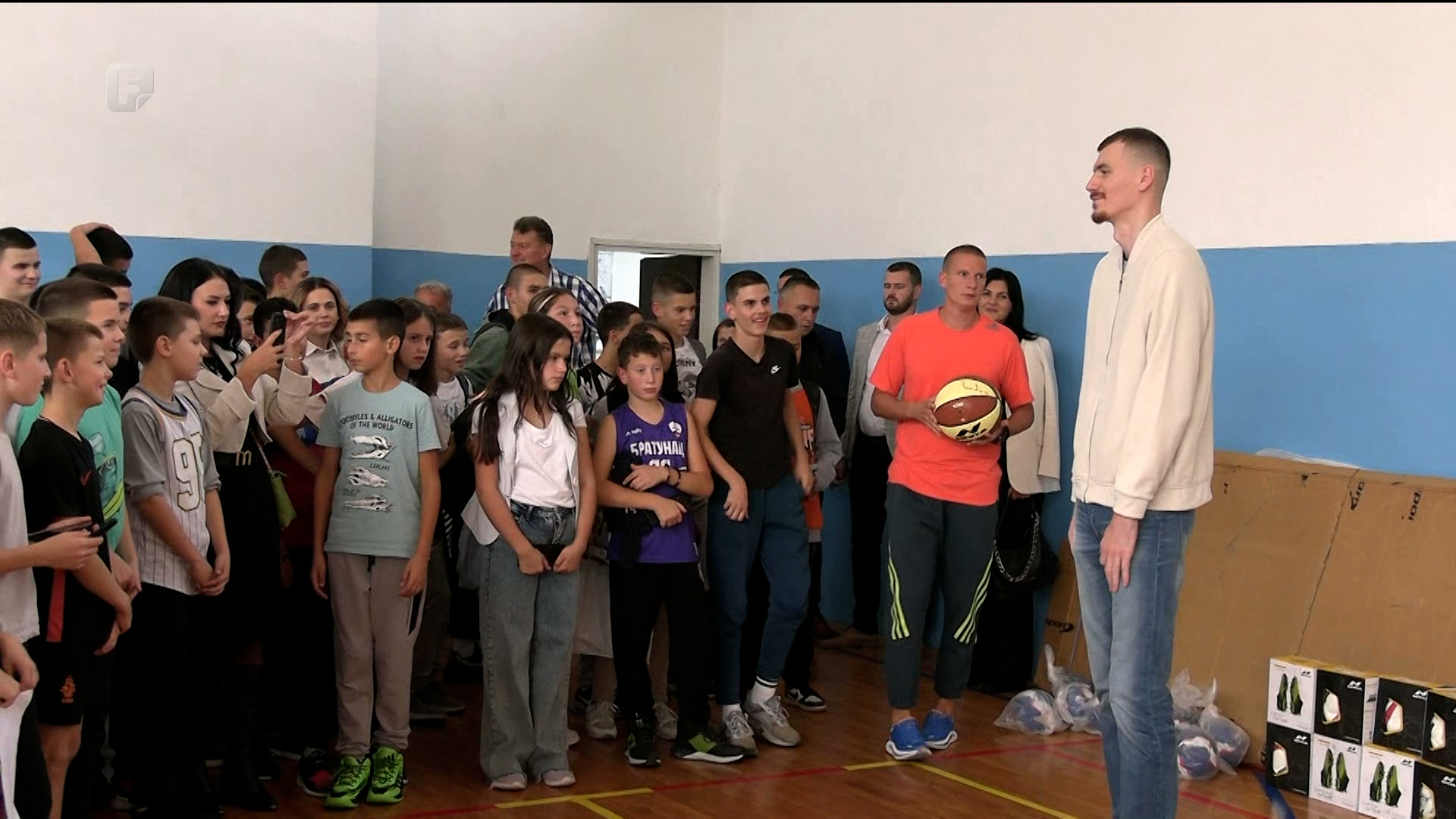 Bratunački košarkaš bivšoj školi poklonio sportsku opremu